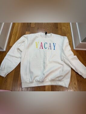 White 'VACAY' Crewneck Sweatshirt with Multicolor Letters